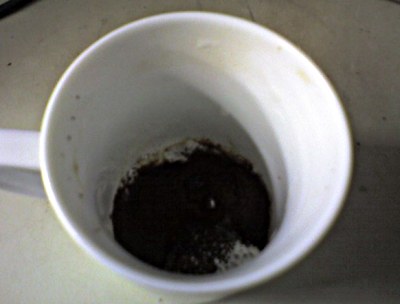インスタントコーヒー粉末の中に沈んで判り難い！！